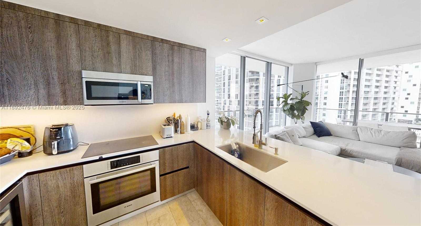 Small Image of 68 SOUTH EAST 6 ST #1111, Miami Number 15