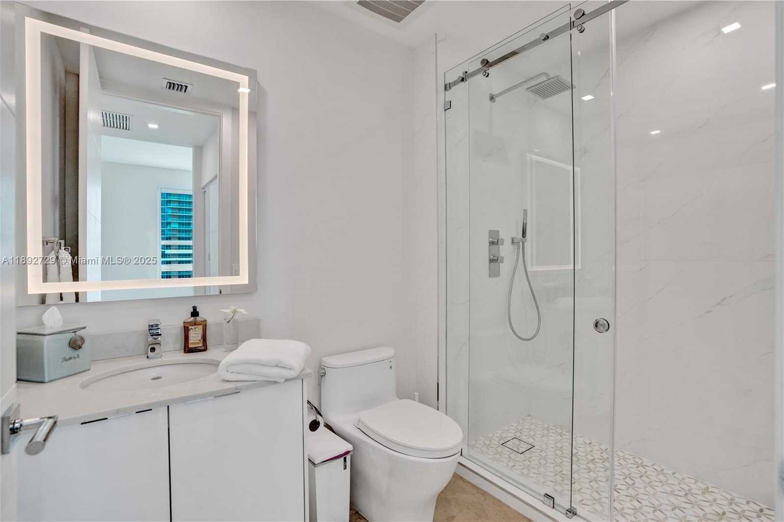 Small Image of 950 BRICKELL BAY DR #4707, Miami Number 16