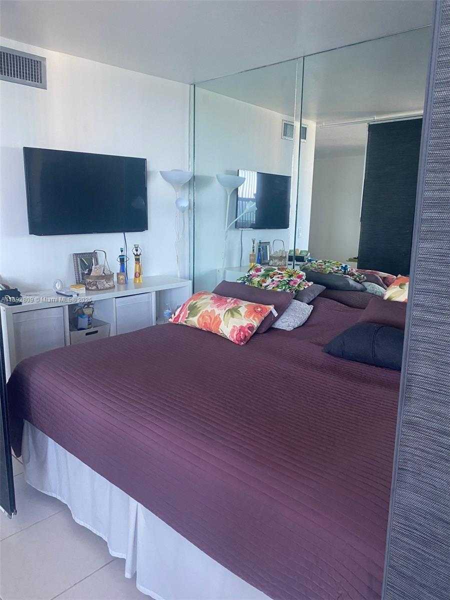 Small Image of 2899 COLLINS AVE #1715, Miami Beach Number 15