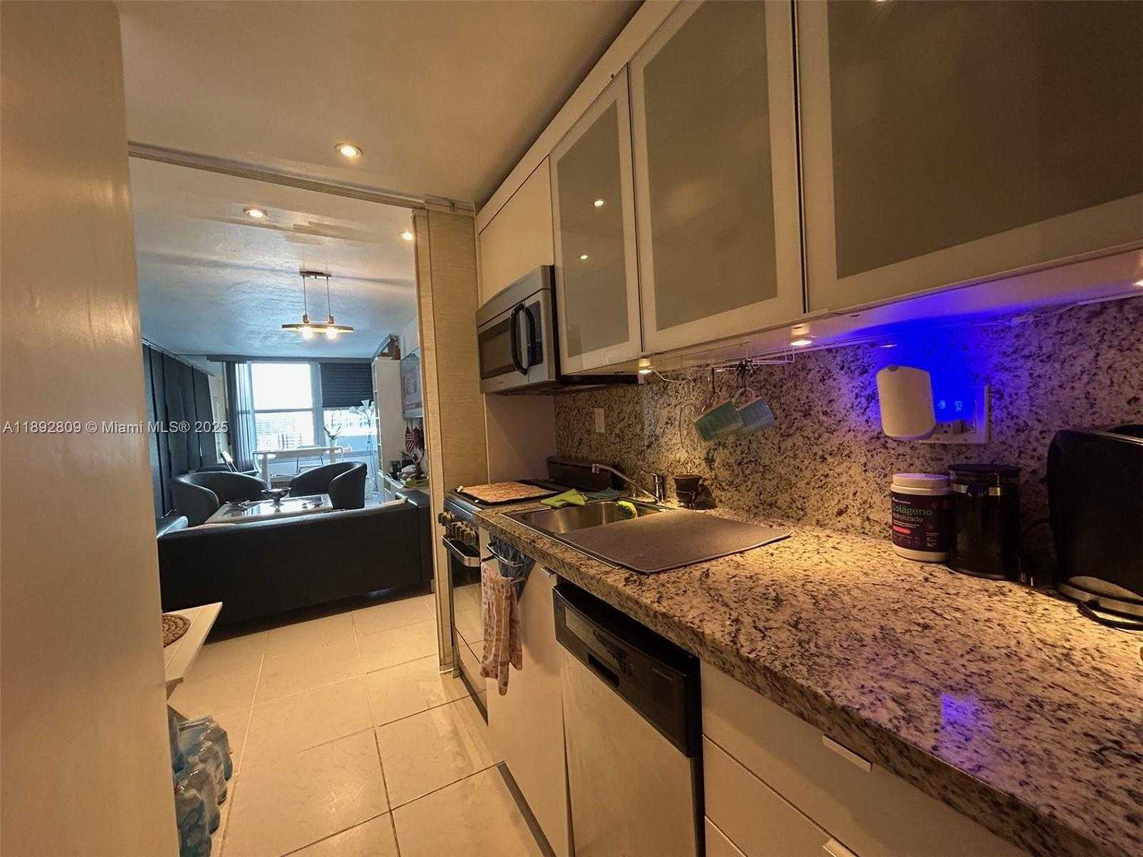 Small Image of 2899 COLLINS AVE #1715, Miami Beach Number 17