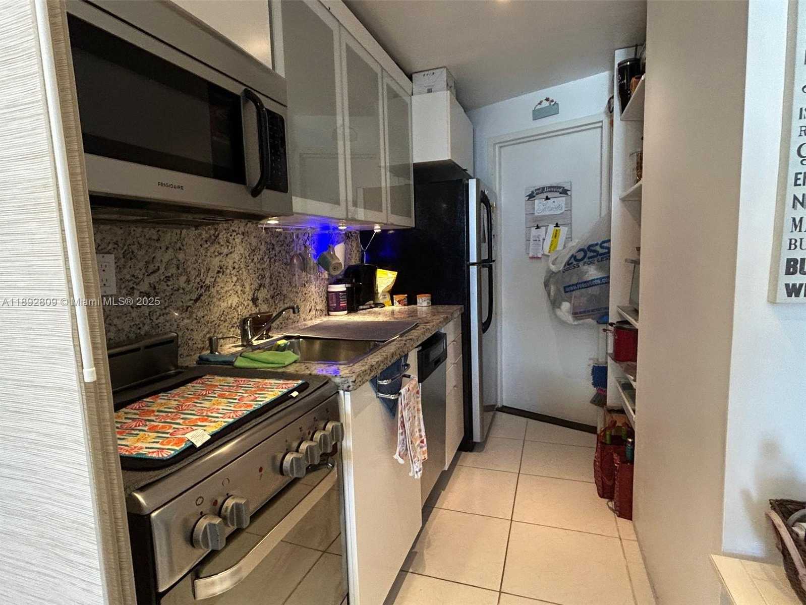 Small Image of 2899 COLLINS AVE #1715, Miami Beach Number 18