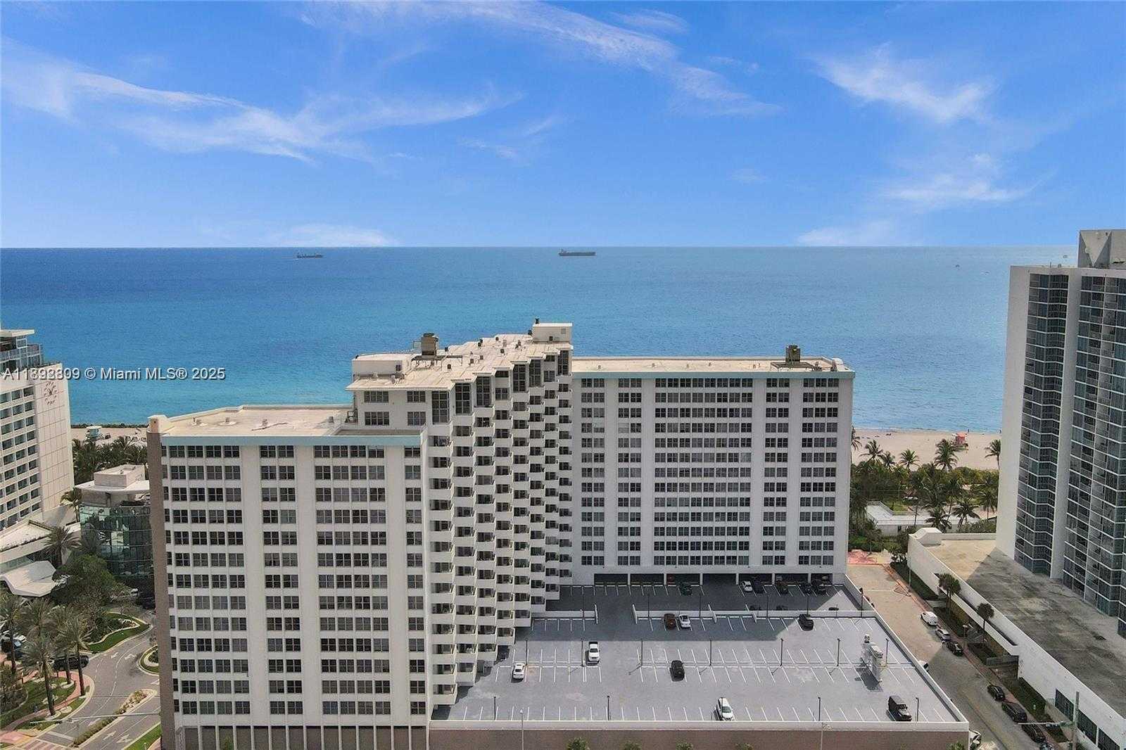 Small Image of 2899 COLLINS AVE #1715, Miami Beach Number 3