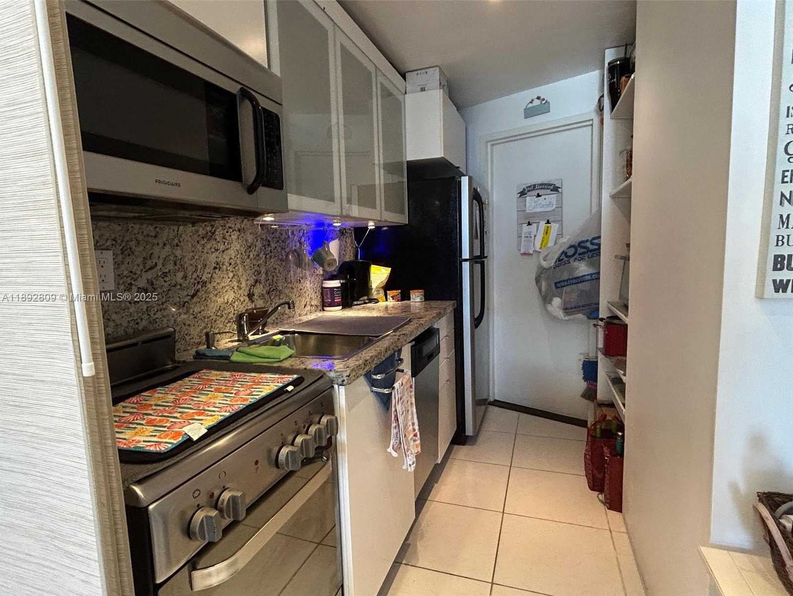 Small Image of 2899 COLLINS AVE #1715, Miami Beach Number 32