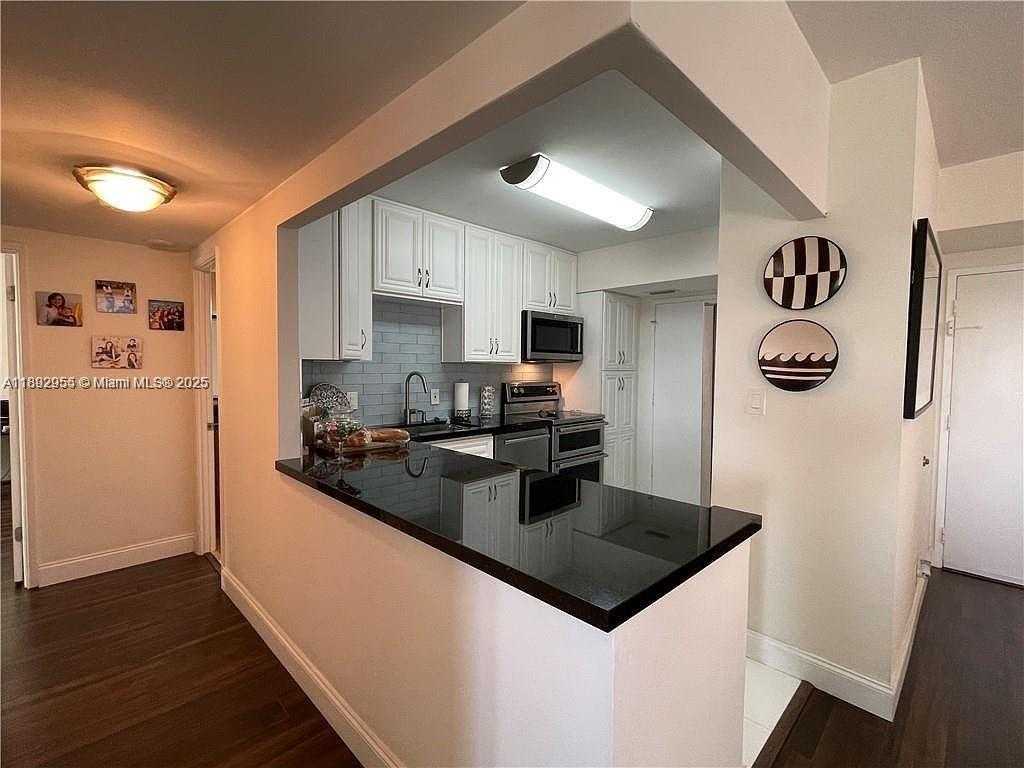 Small Image of 4400 HILLCREST DR #601B, Hollywood Number 11