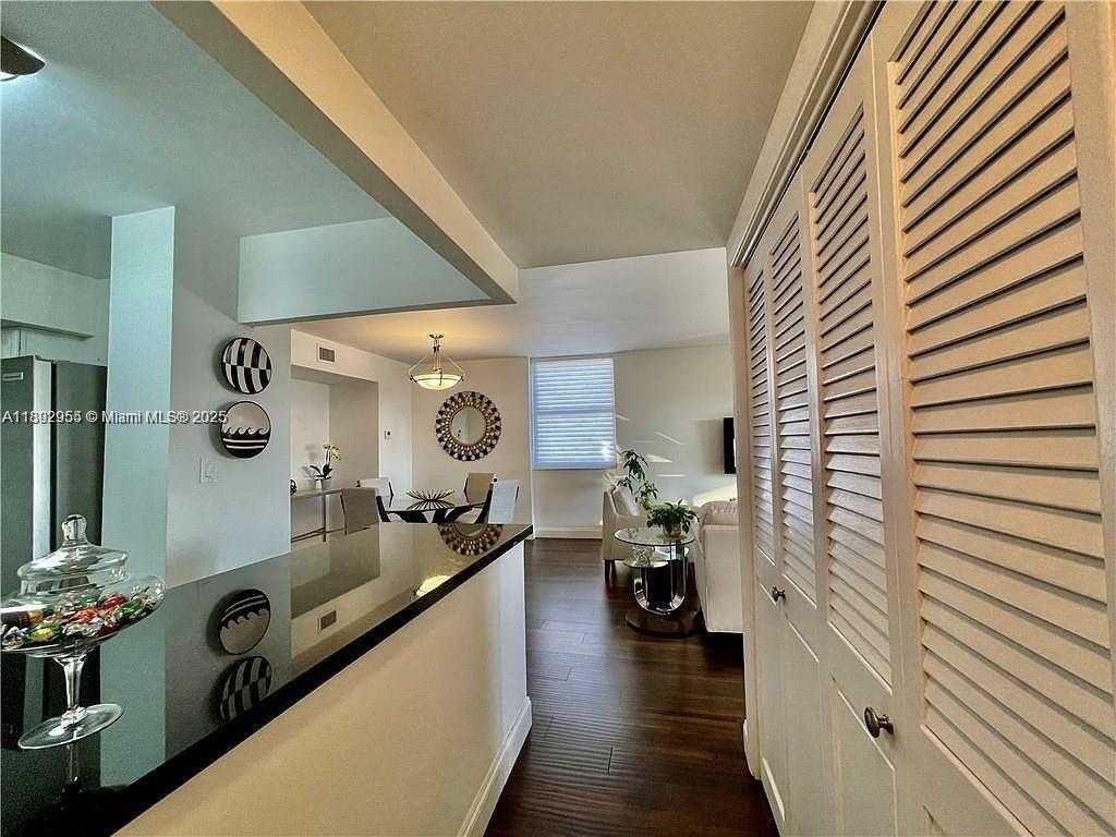 Small Image of 4400 HILLCREST DR #601B, Hollywood Number 18