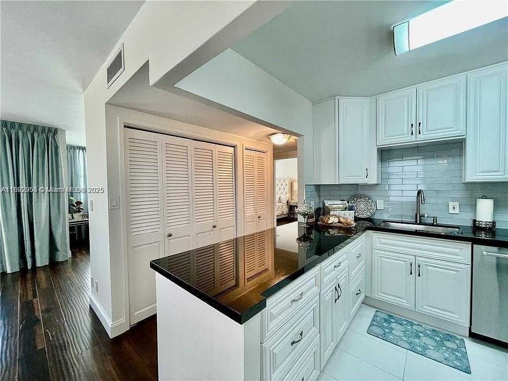 Small Image of 4400 HILLCREST DR #601B, Hollywood Number 21