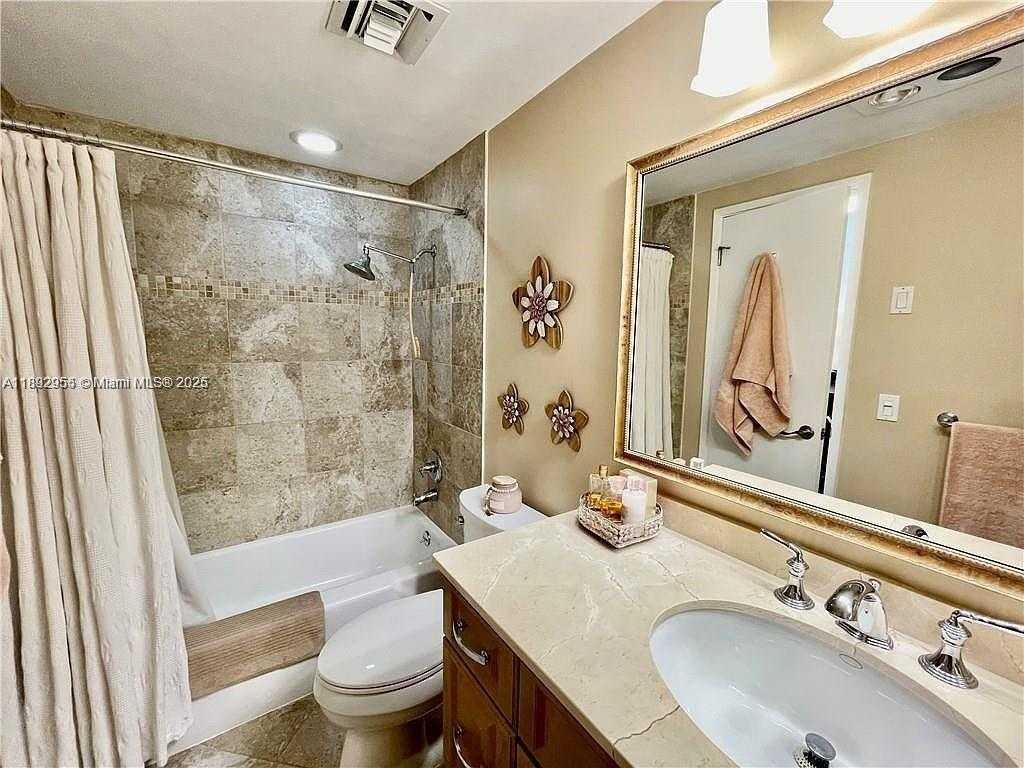 Small Image of 4400 HILLCREST DR #601B, Hollywood Number 31