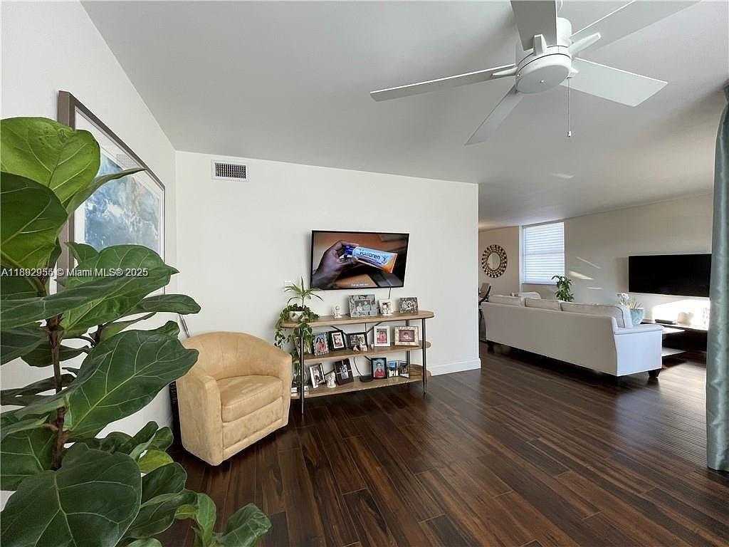 Small Image of 4400 HILLCREST DR #601B, Hollywood Number 5