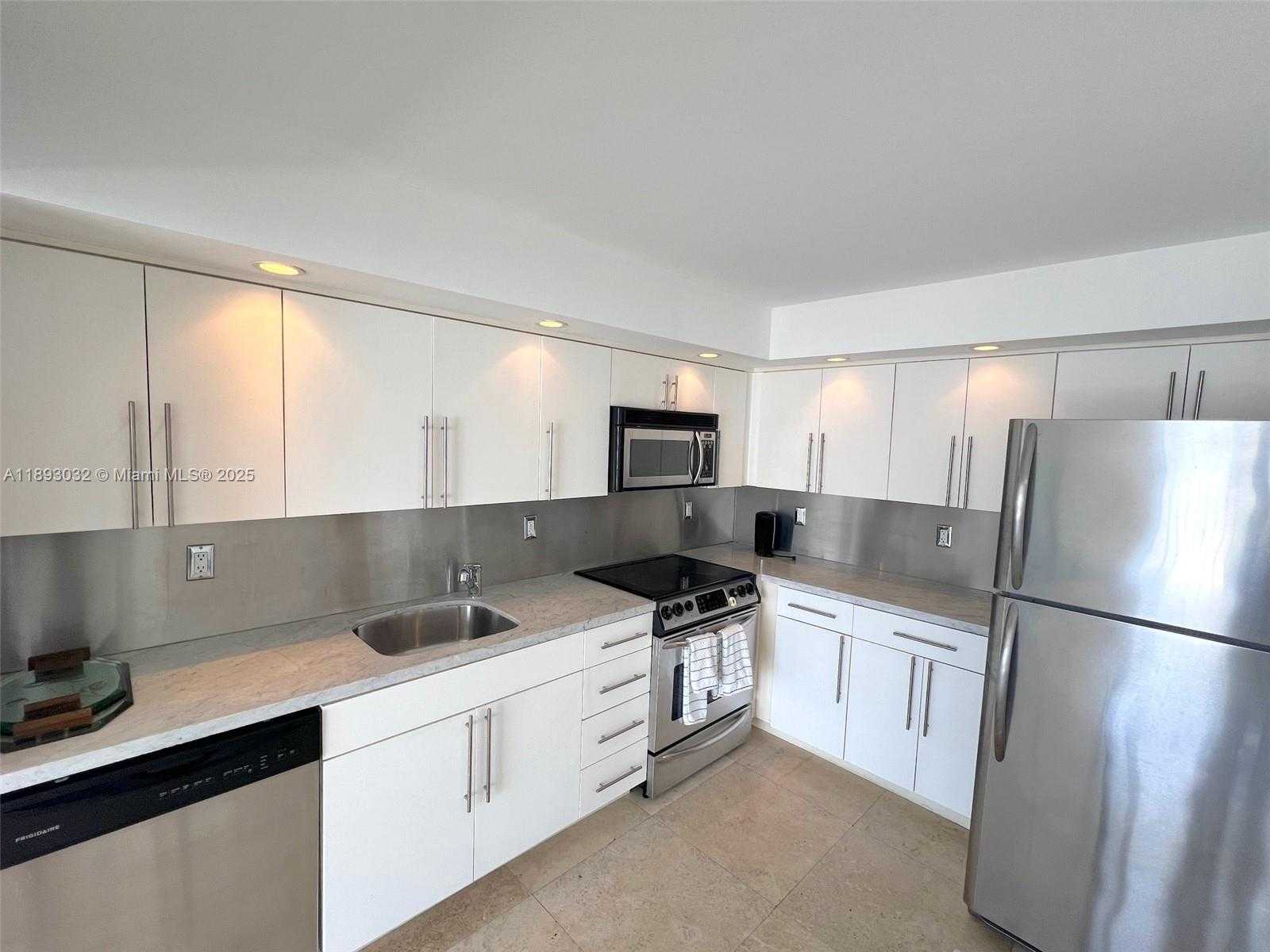 Small Image of 1800 COLLINS AVE #12E, Miami Beach Number 4