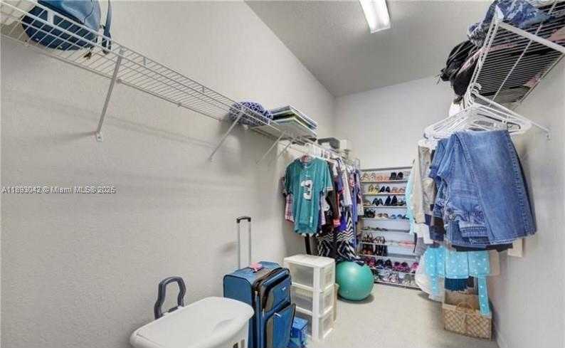 Small Image of 1422 SILK OAK DR, Hollywood Number 13