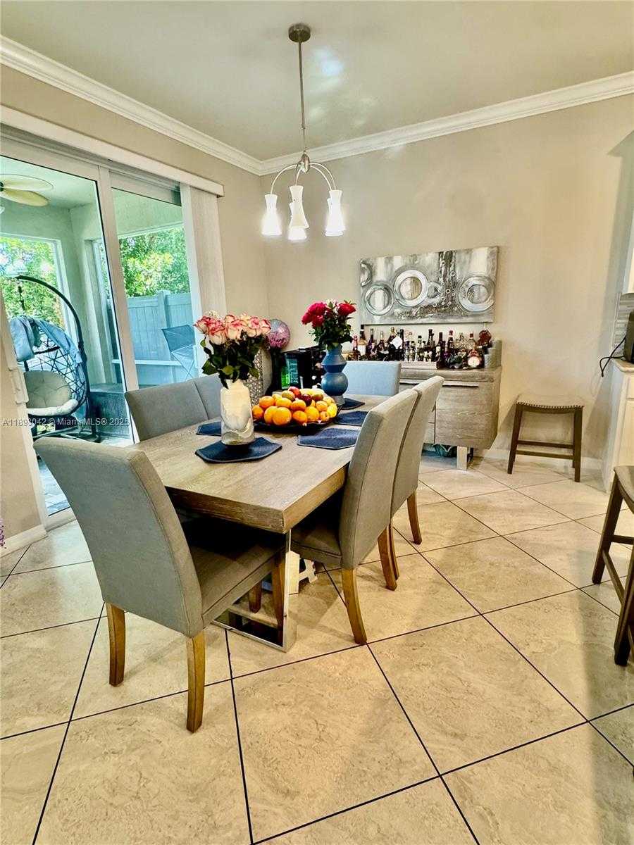 Small Image of 1422 SILK OAK DR, Hollywood Number 4
