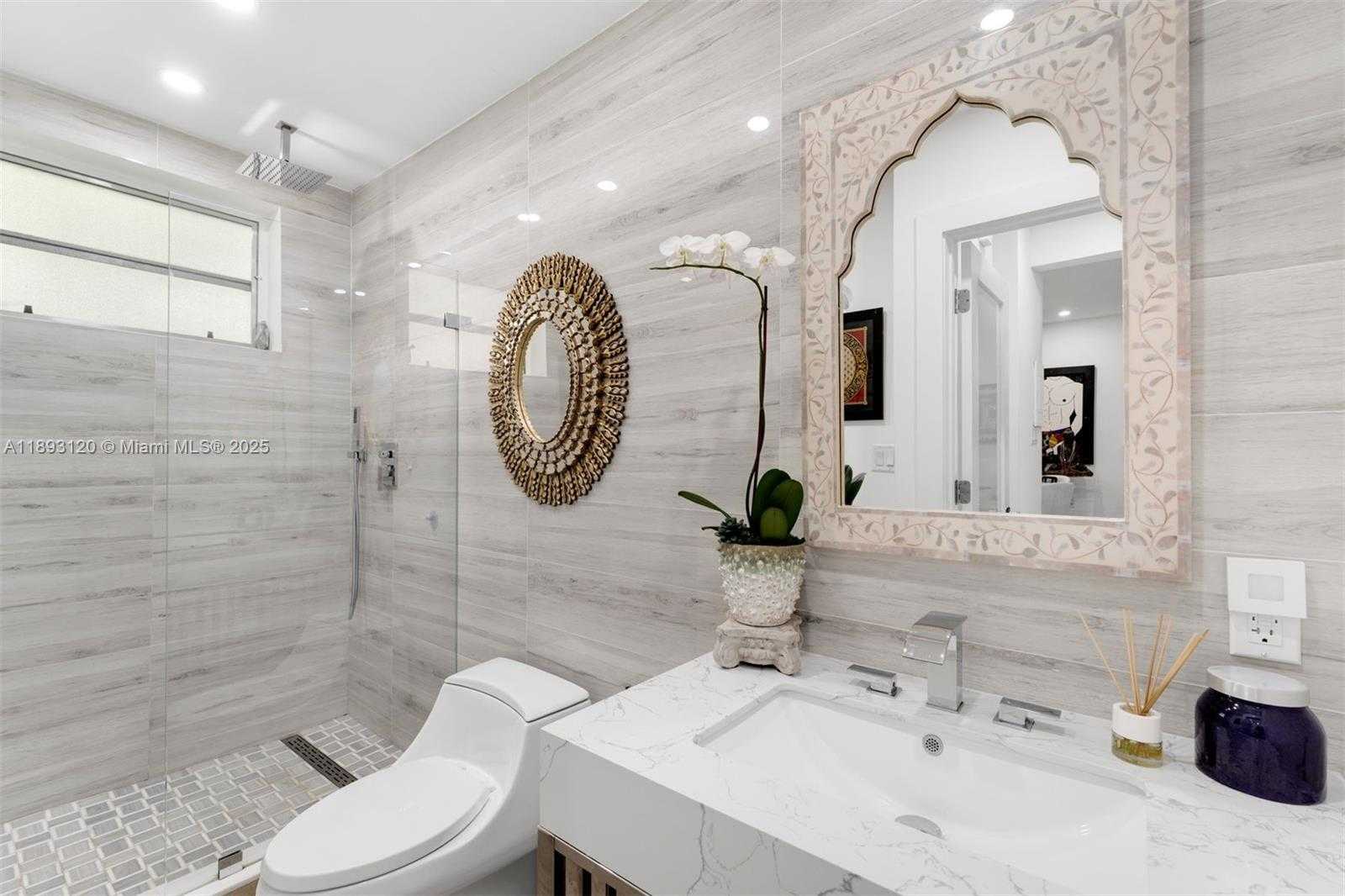 Small Image of 4720 PINE TREE DRIVE #2, Miami Beach Number 14