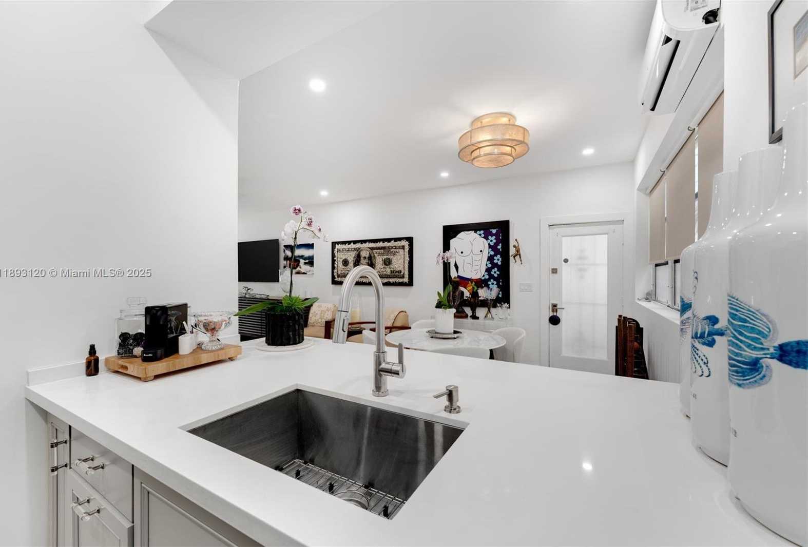 Small Image of 4720 PINE TREE DRIVE #2, Miami Beach Number 8