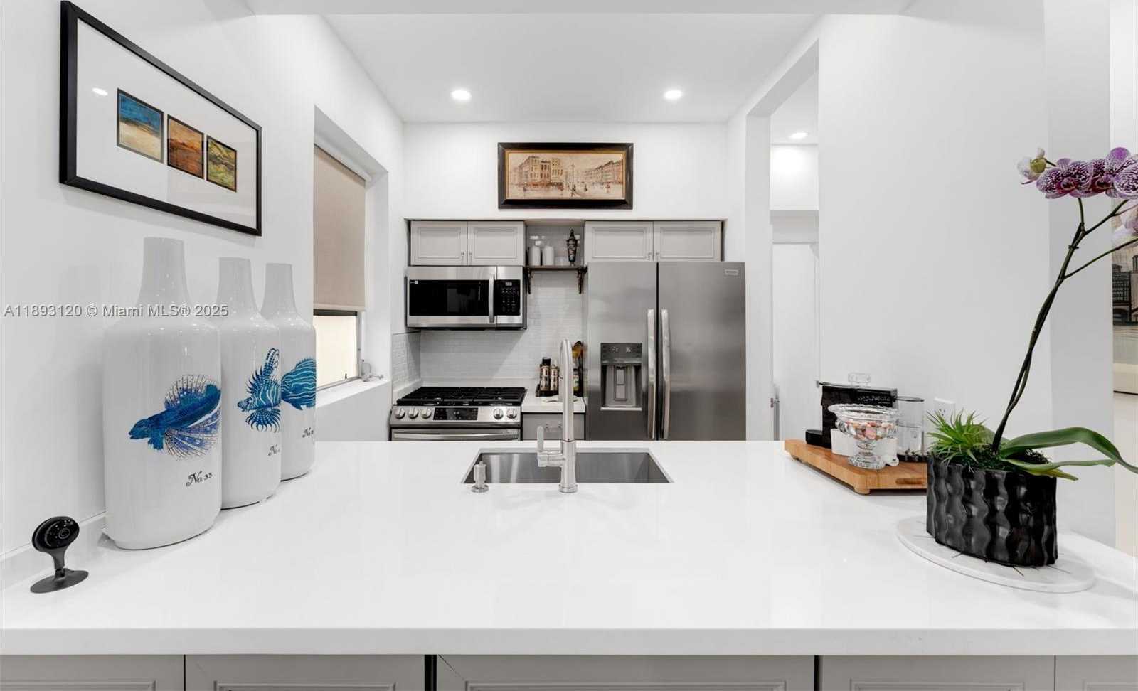 Small Image of 4720 PINE TREE DRIVE #2, Miami Beach Number 9
