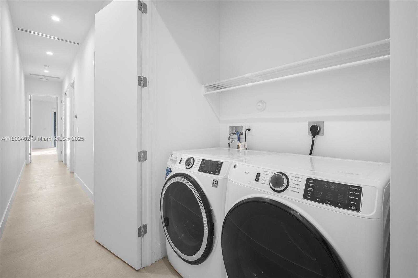 Small Image of 3063 ELIZABETH ST, Miami Number 35