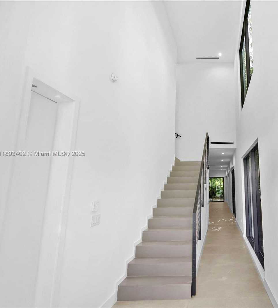Small Image of 3063 ELIZABETH ST, Miami Number 4