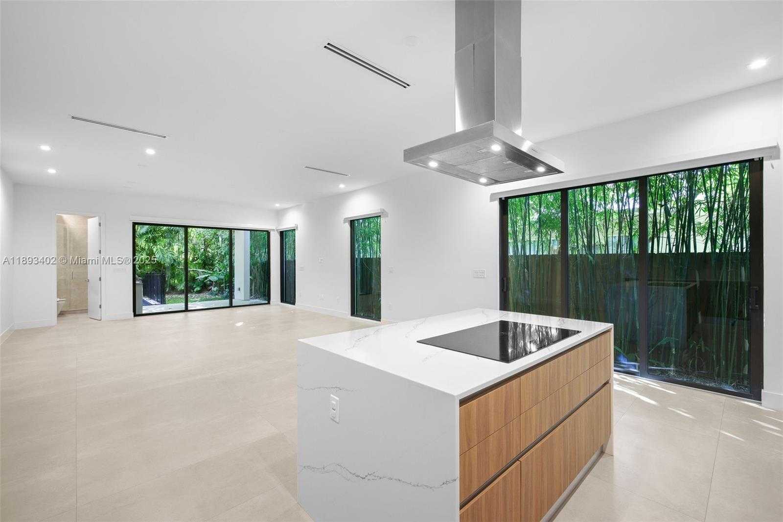Small Image of 3063 ELIZABETH ST, Miami Number 7