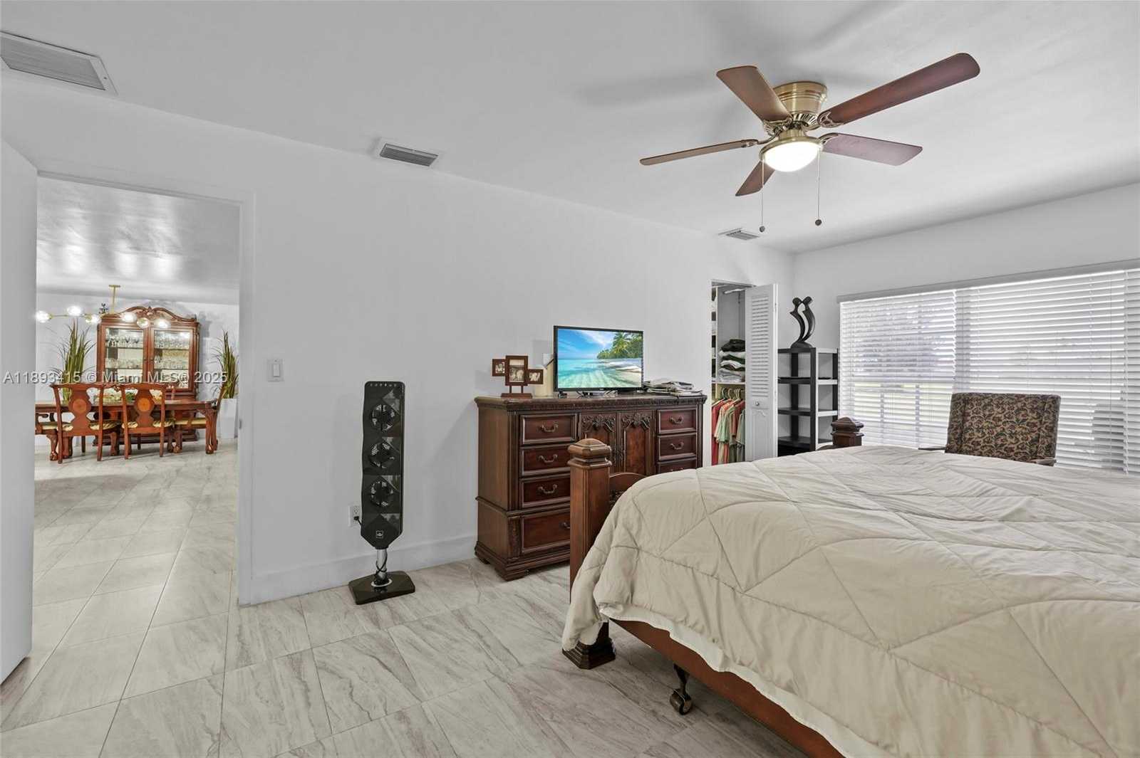 Small Image of 19224 WEST LAKE DR, Hialeah Number 10