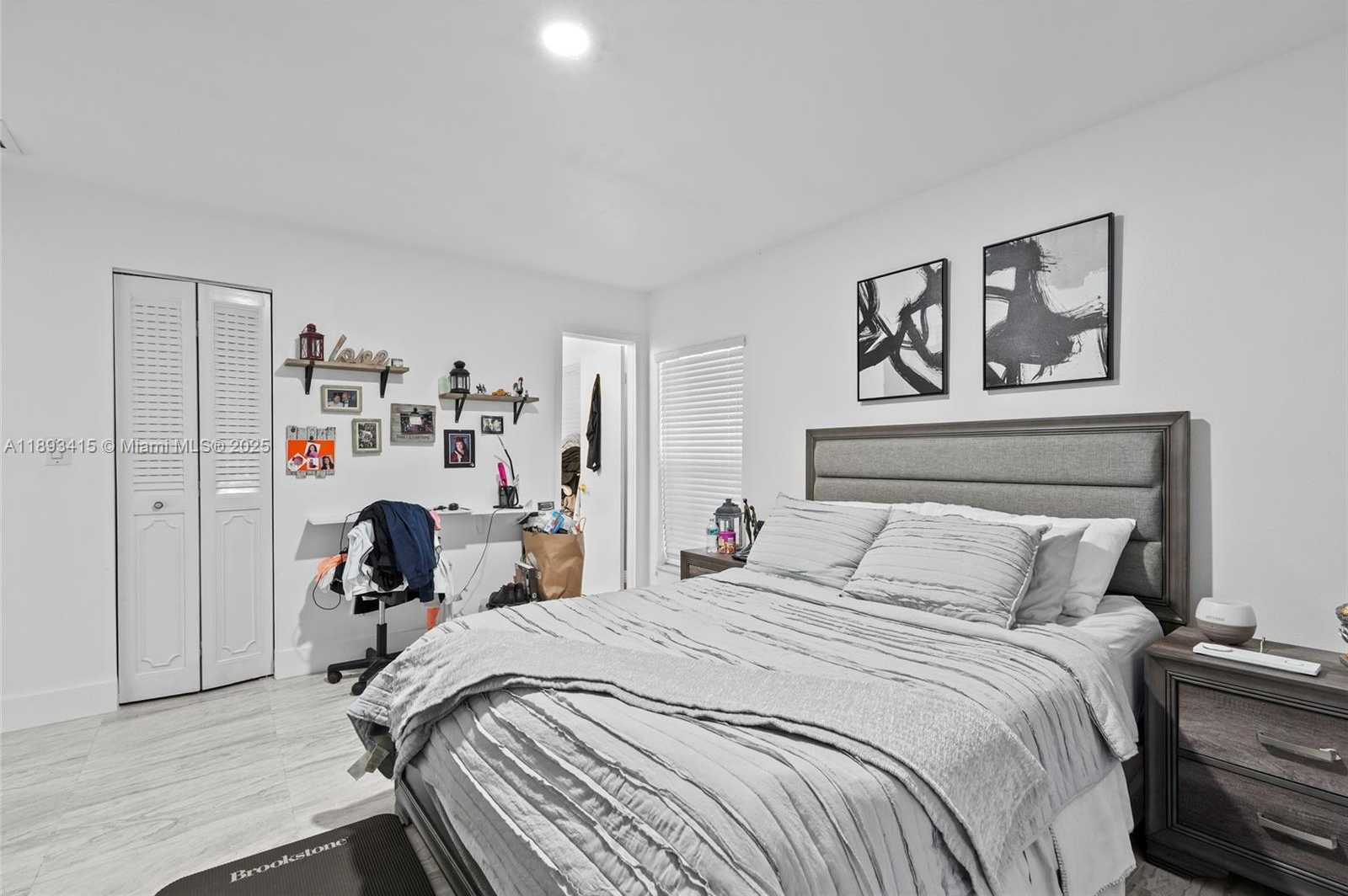 Small Image of 19224 WEST LAKE DR, Hialeah Number 11