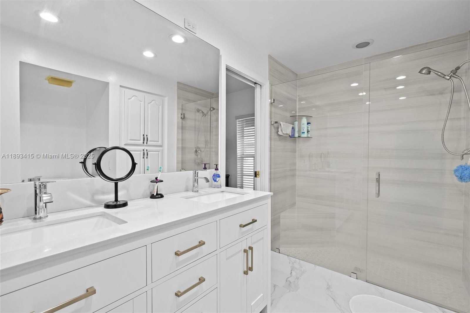 Small Image of 19224 WEST LAKE DR, Hialeah Number 12