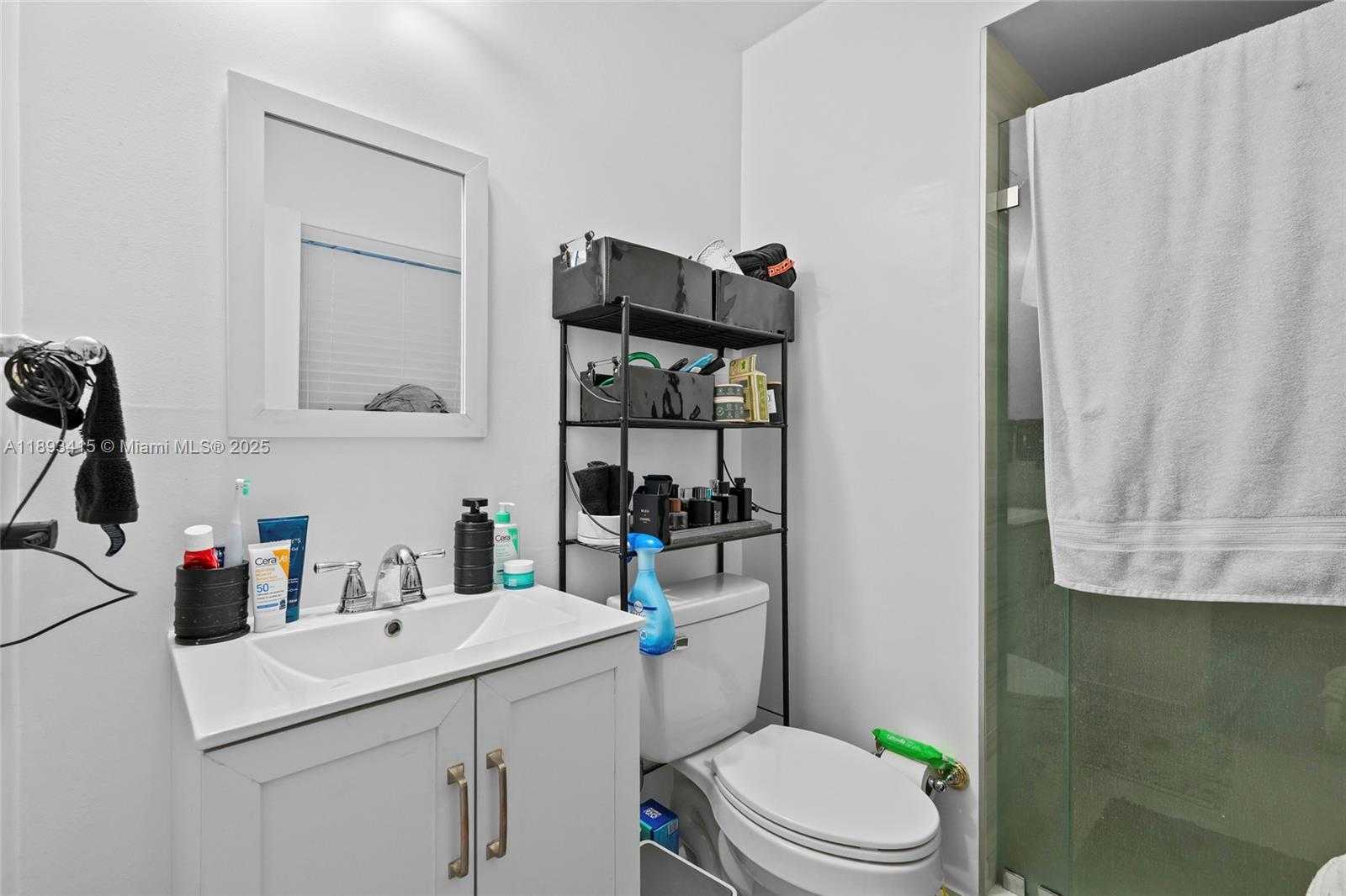 Small Image of 19224 WEST LAKE DR, Hialeah Number 13