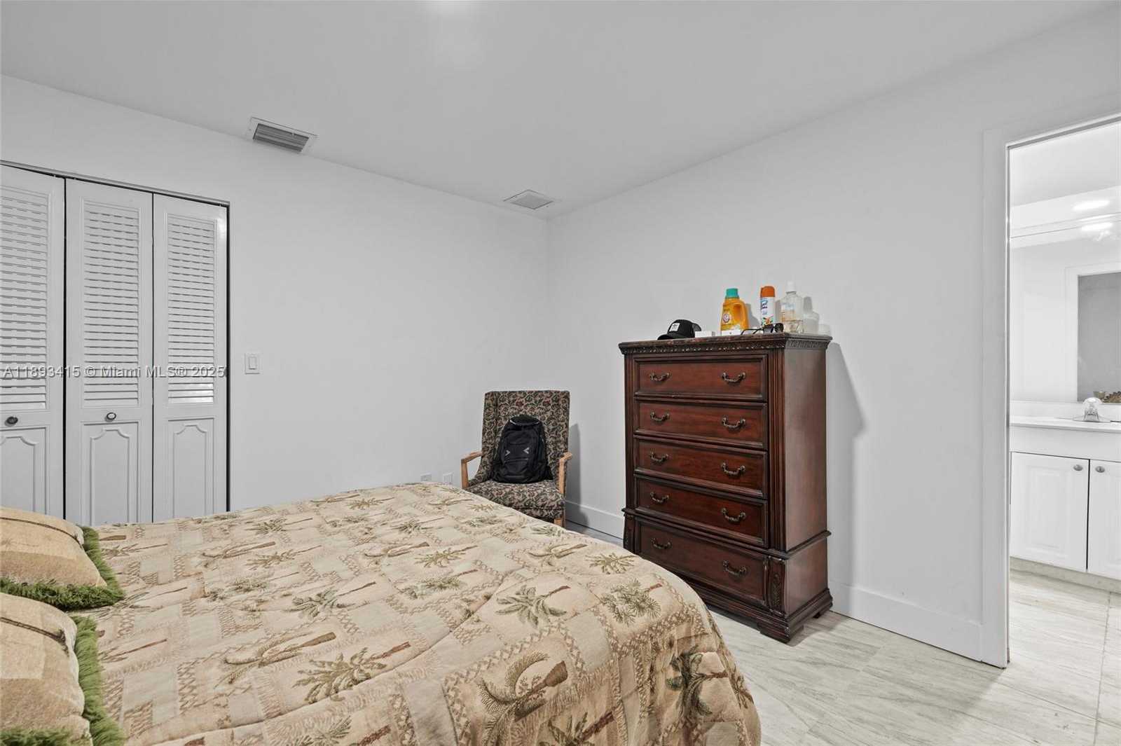 Small Image of 19224 WEST LAKE DR, Hialeah Number 15