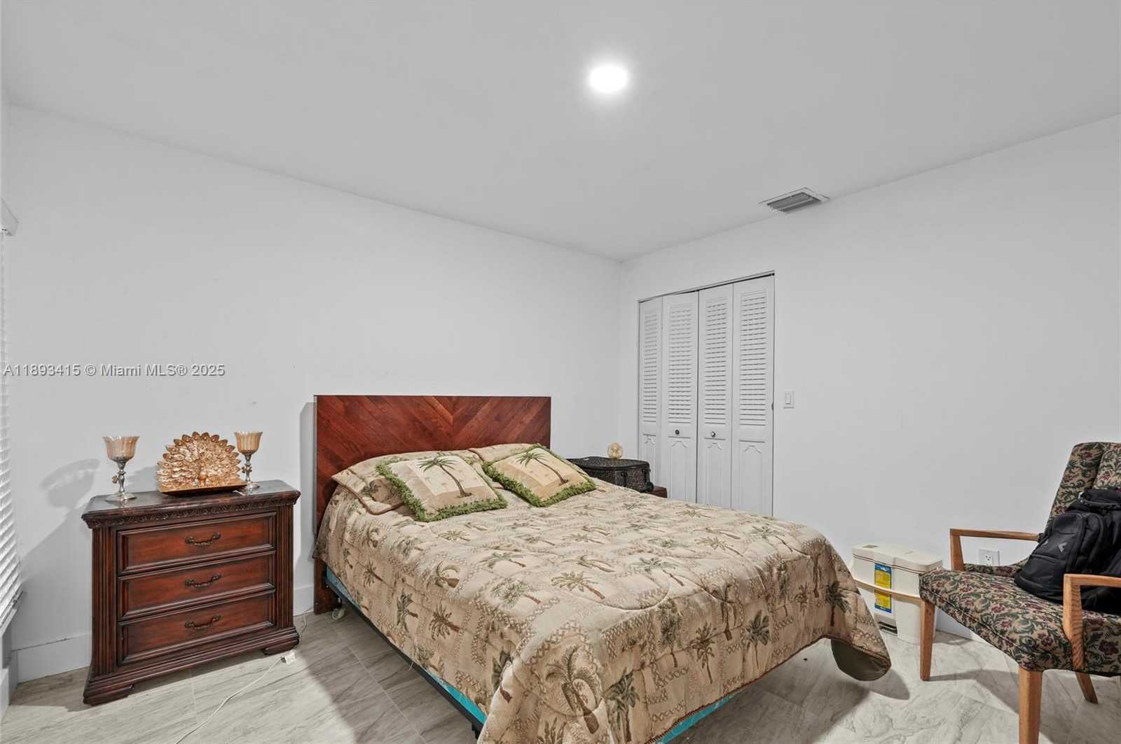 Small Image of 19224 WEST LAKE DR, Hialeah Number 16