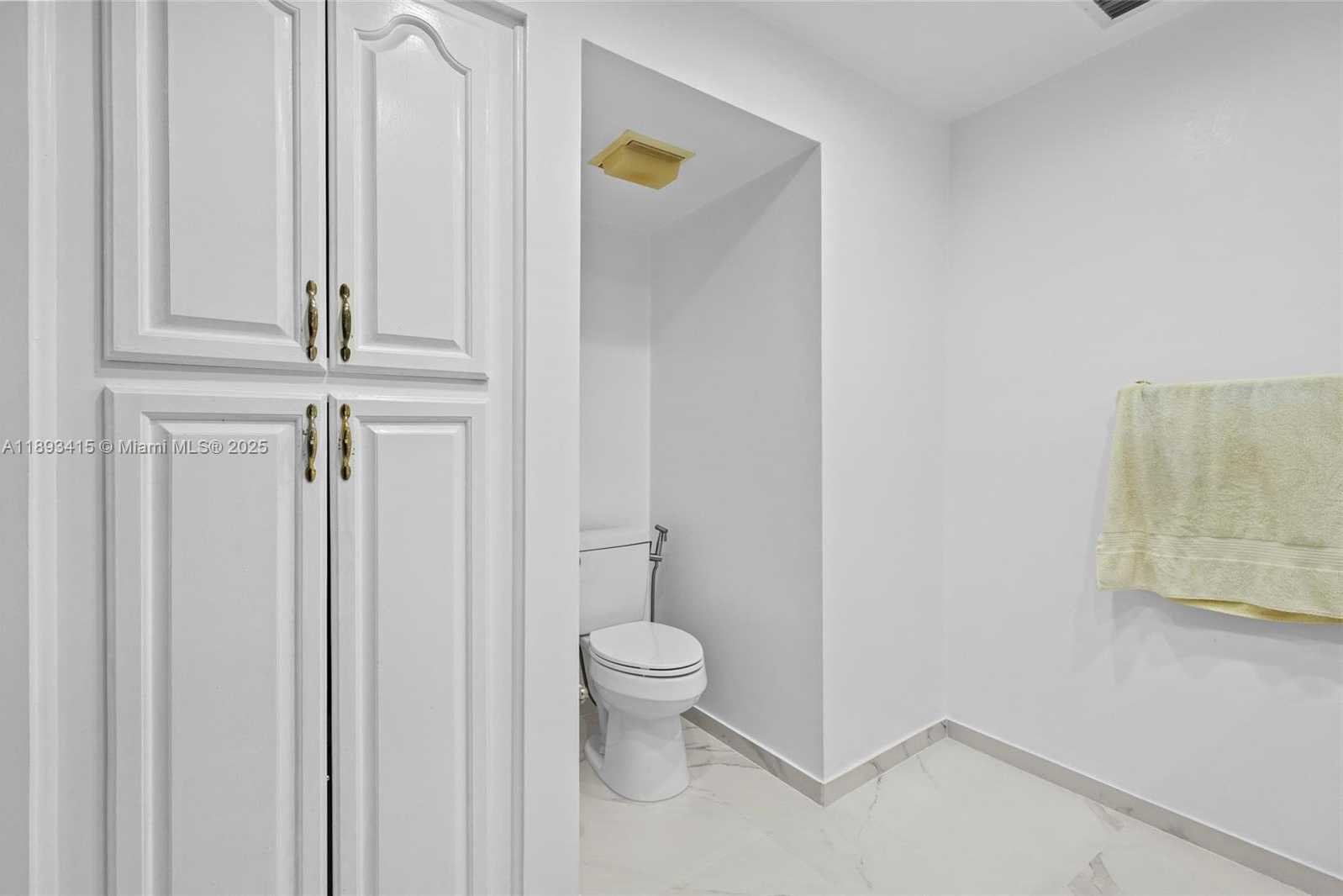 Small Image of 19224 WEST LAKE DR, Hialeah Number 17