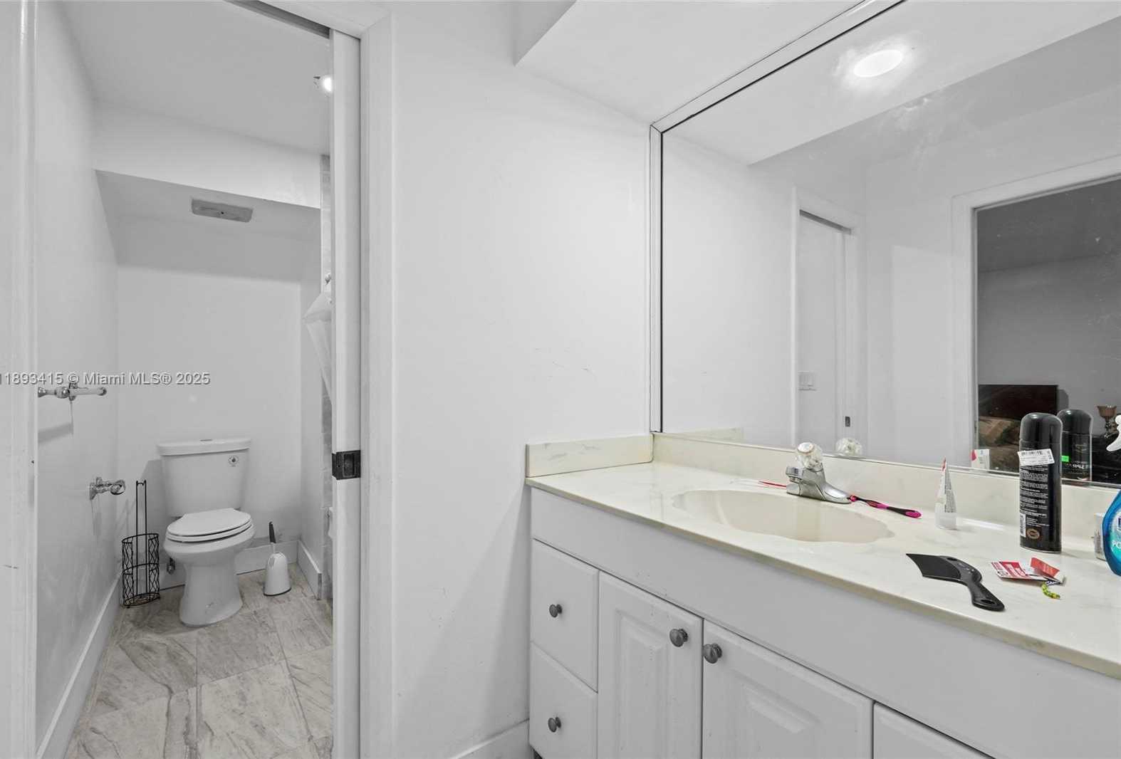 Small Image of 19224 WEST LAKE DR, Hialeah Number 18