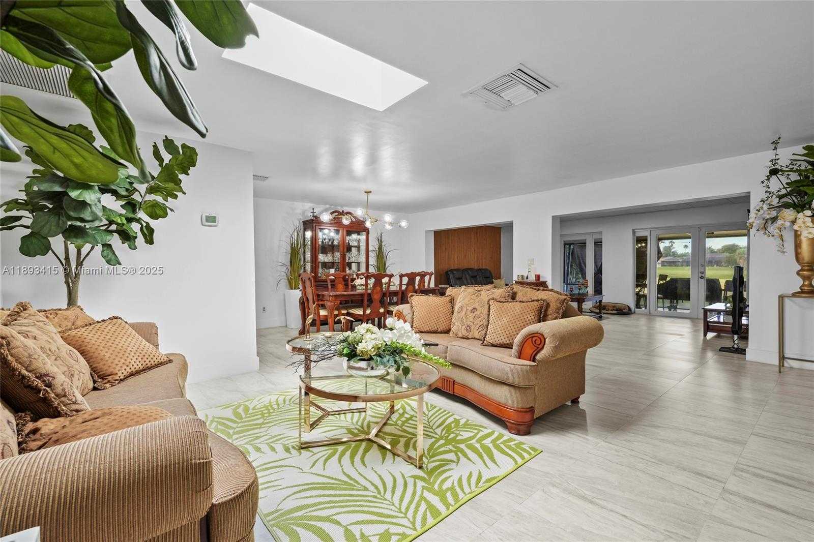 Small Image of 19224 WEST LAKE DR, Hialeah Number 2