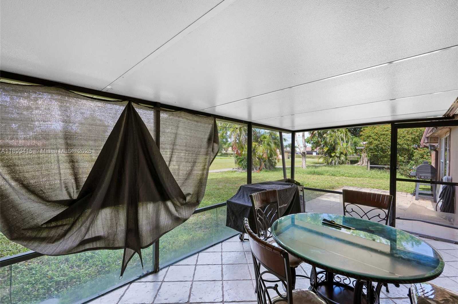 Small Image of 19224 WEST LAKE DR, Hialeah Number 21