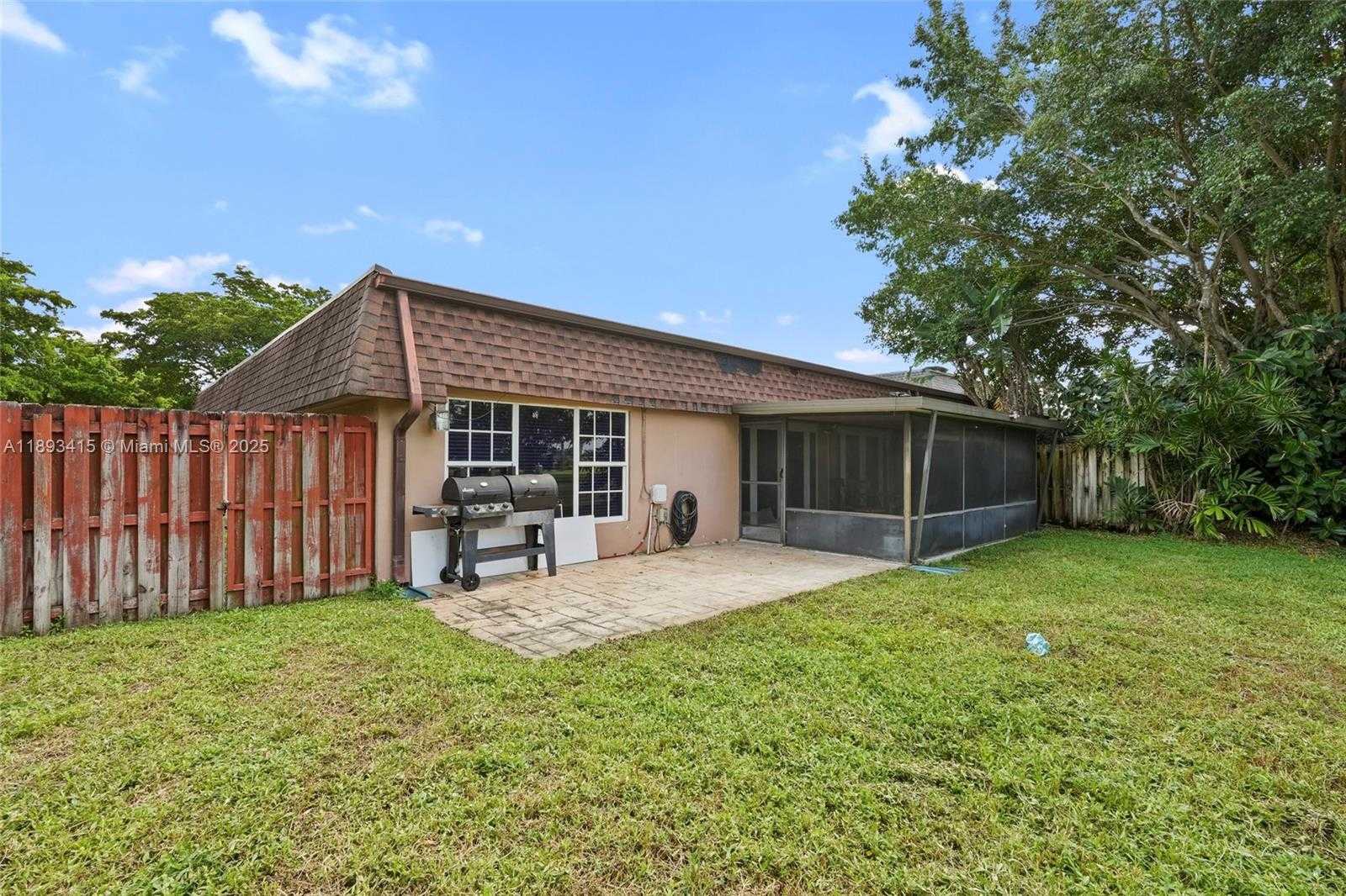 Small Image of 19224 WEST LAKE DR, Hialeah Number 22