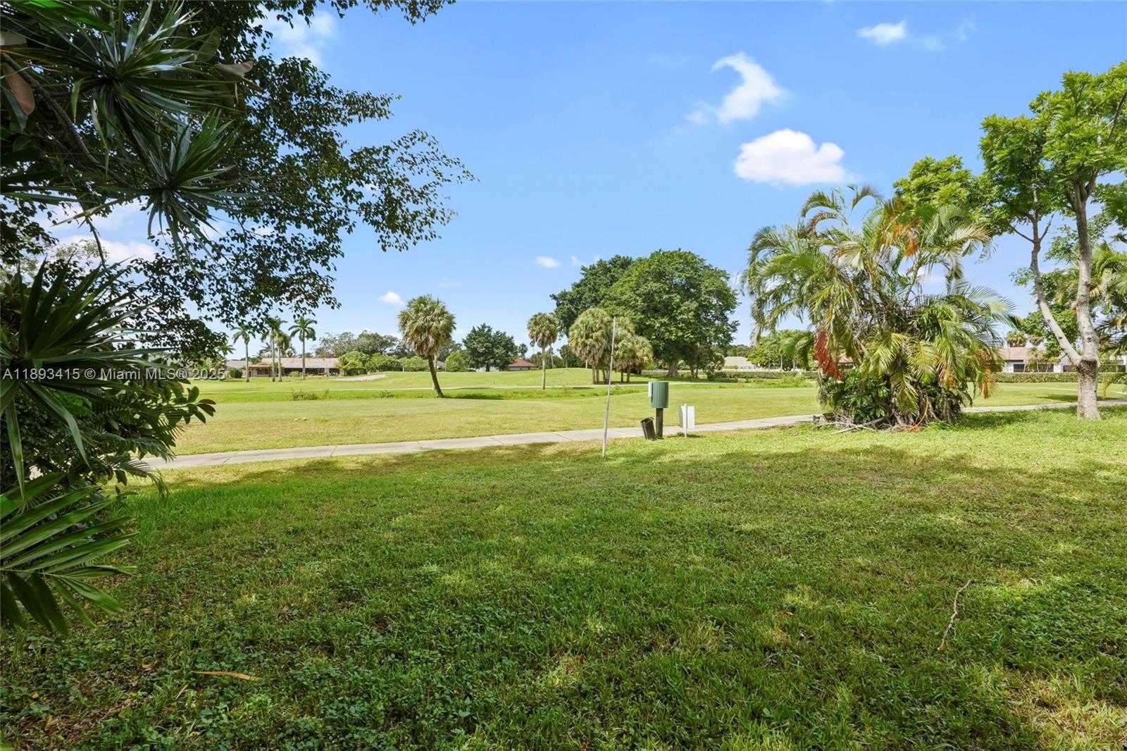 Small Image of 19224 WEST LAKE DR, Hialeah Number 24