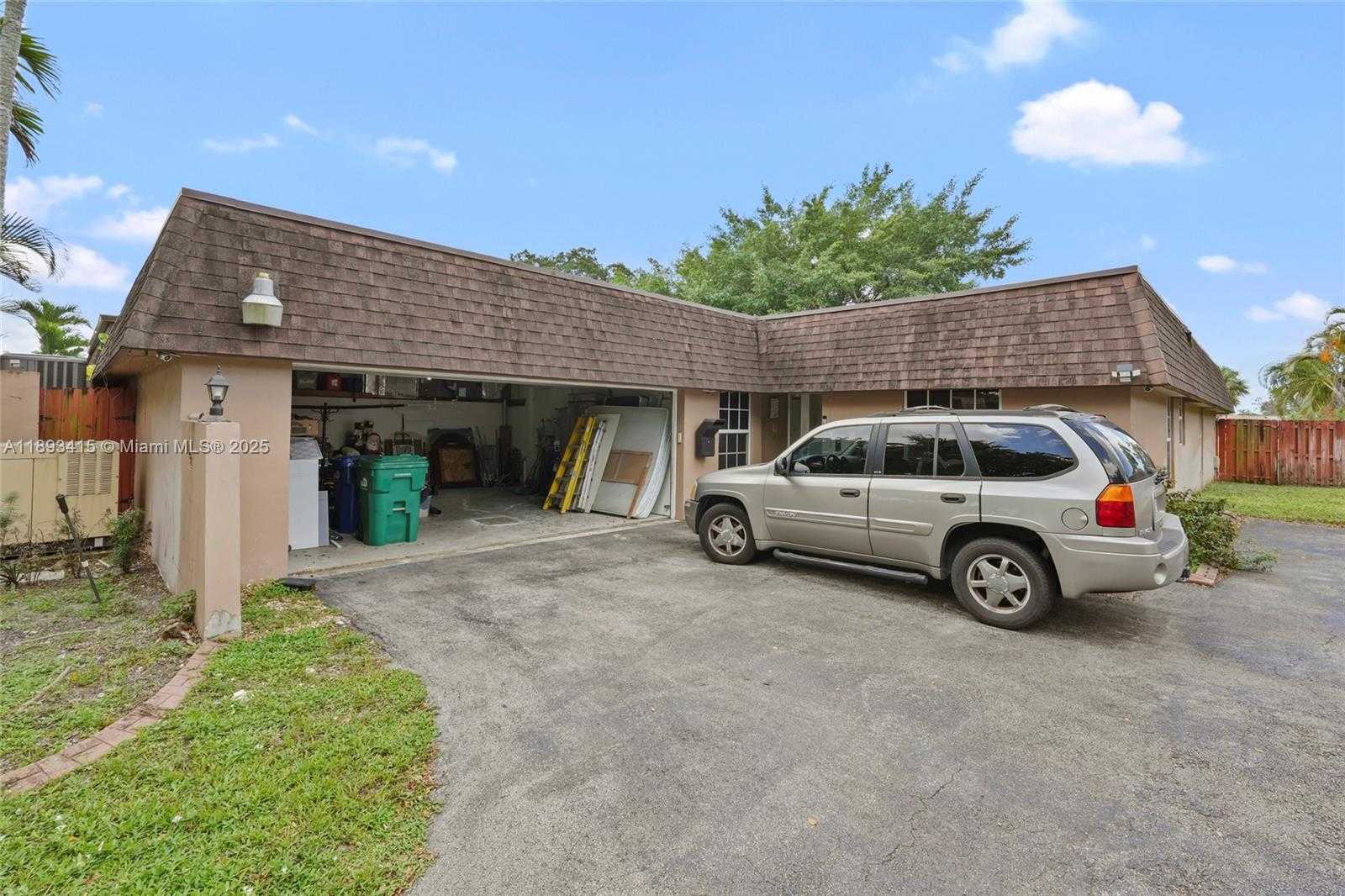 Small Image of 19224 WEST LAKE DR, Hialeah Number 25