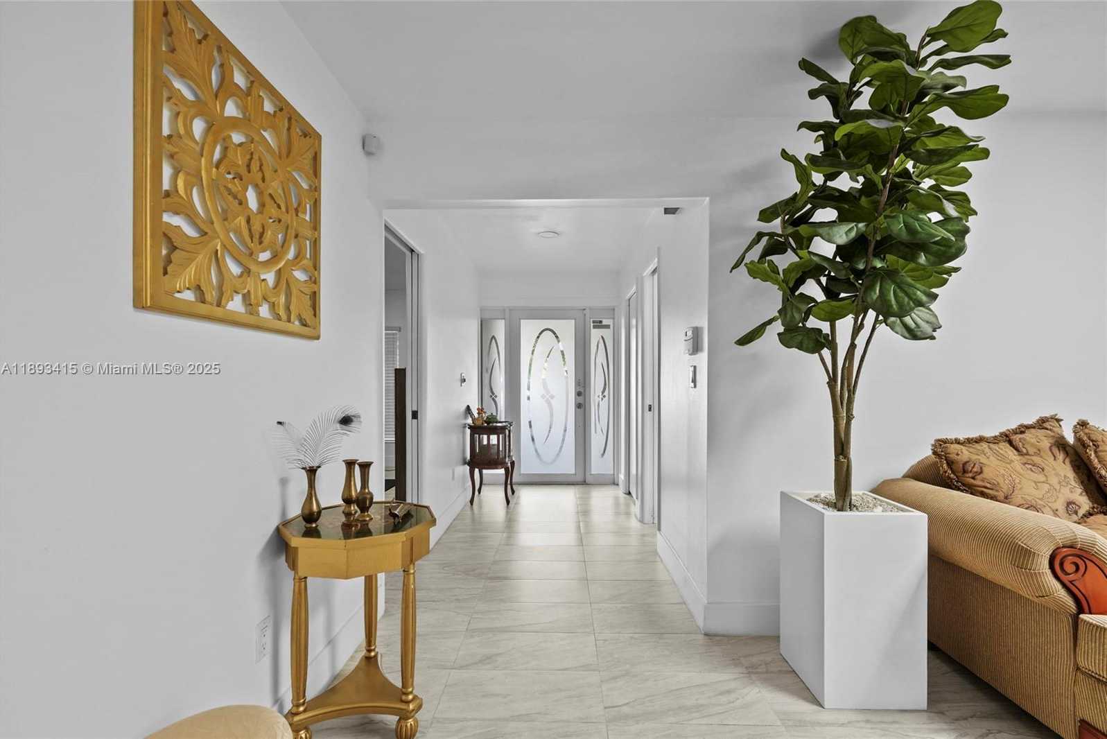 Small Image of 19224 WEST LAKE DR, Hialeah Number 3