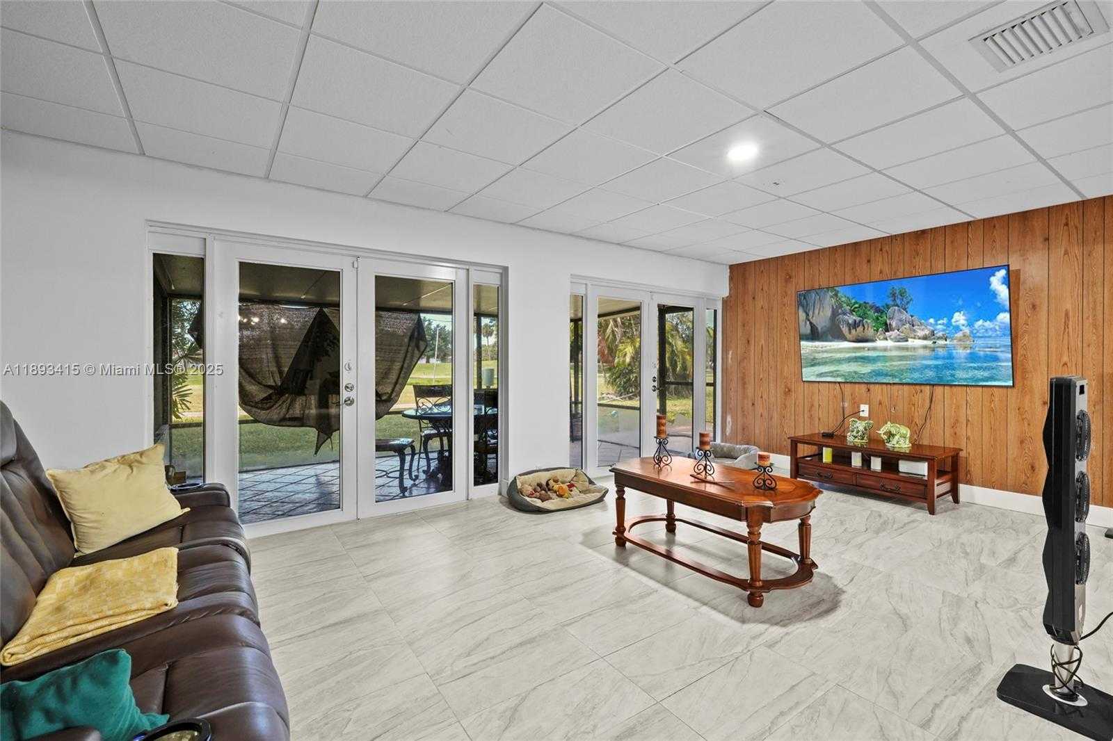 Small Image of 19224 WEST LAKE DR, Hialeah Number 4