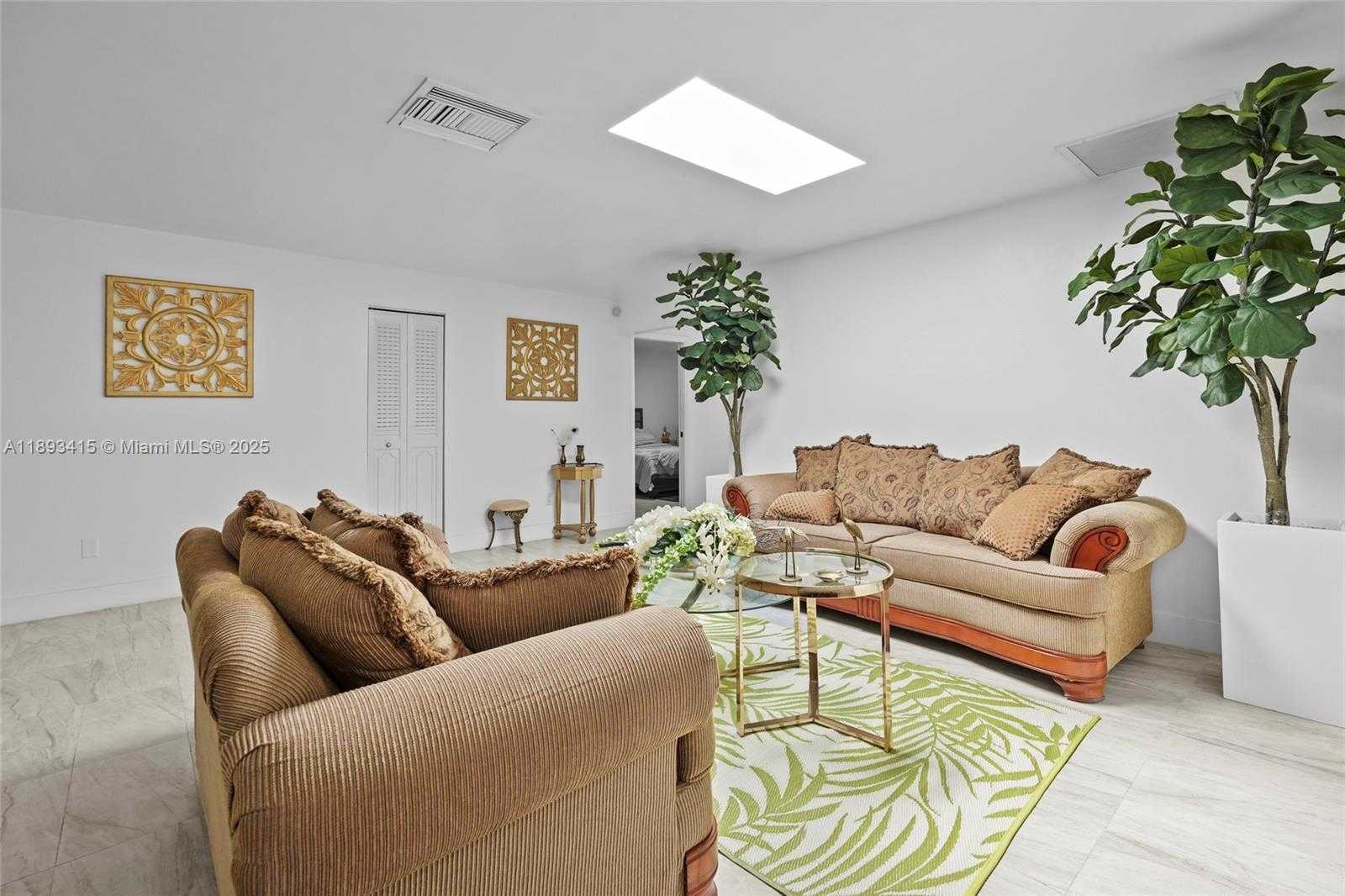 Small Image of 19224 WEST LAKE DR, Hialeah Number 5