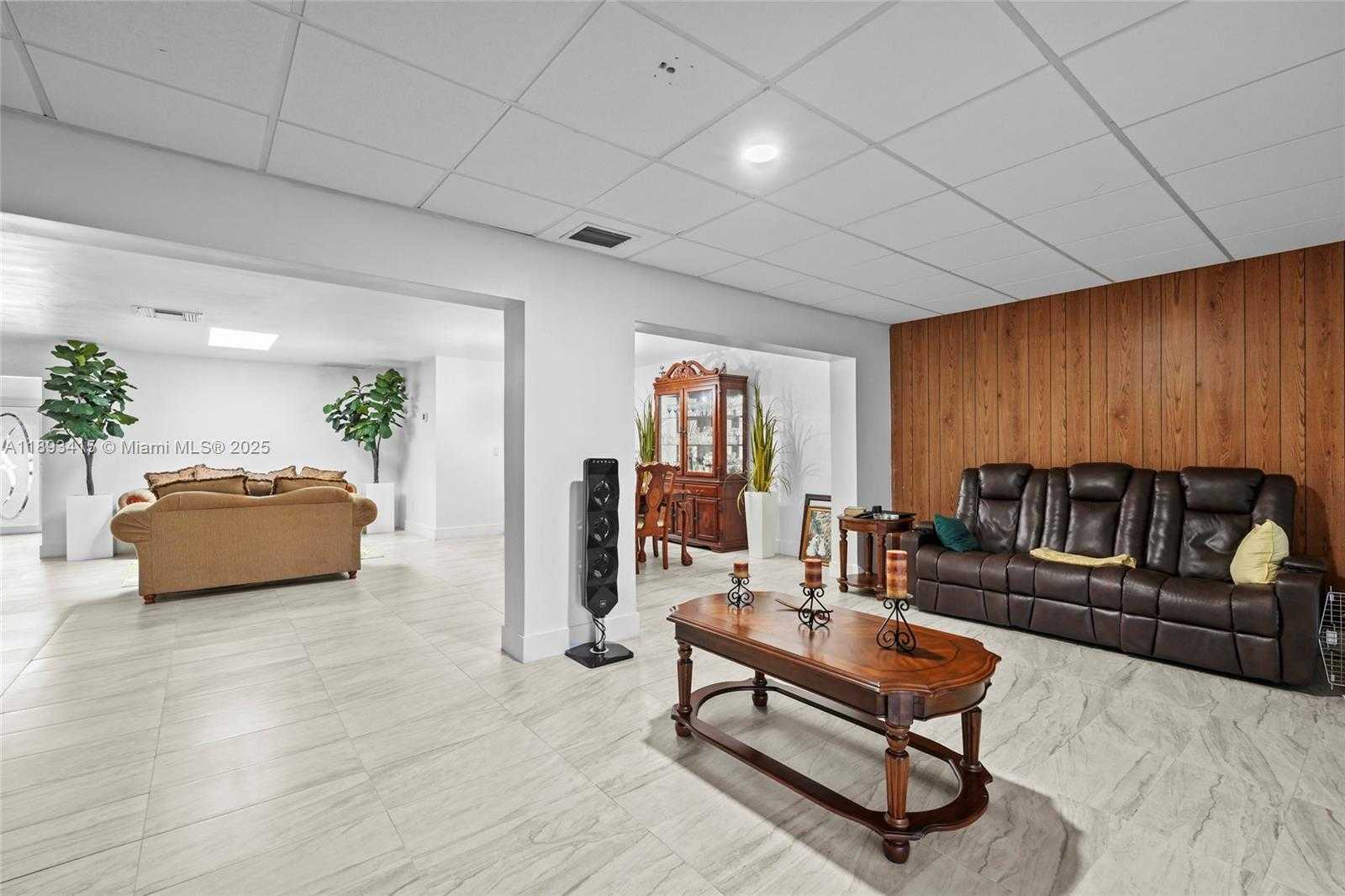 Small Image of 19224 WEST LAKE DR, Hialeah Number 7