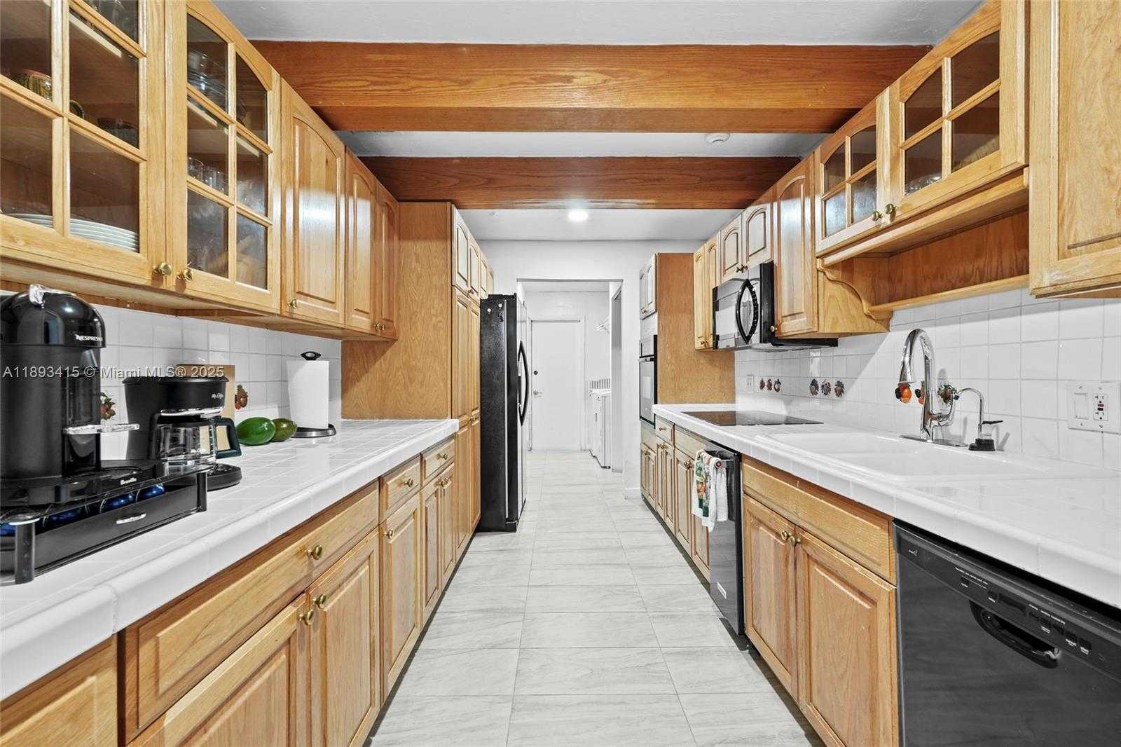 Small Image of 19224 WEST LAKE DR, Hialeah Number 8