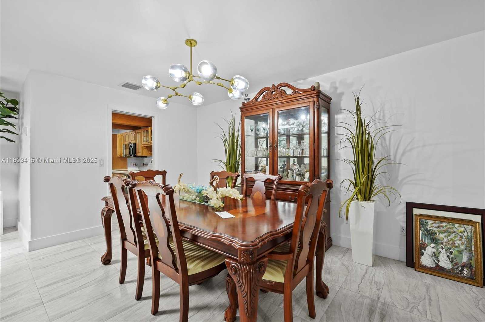 Small Image of 19224 WEST LAKE DR, Hialeah Number 9