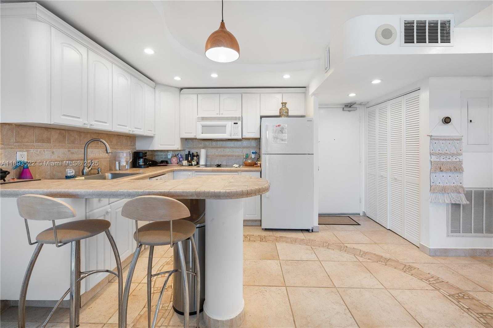 Small Image of 465 OCEAN DR #524, Miami Beach Number 9