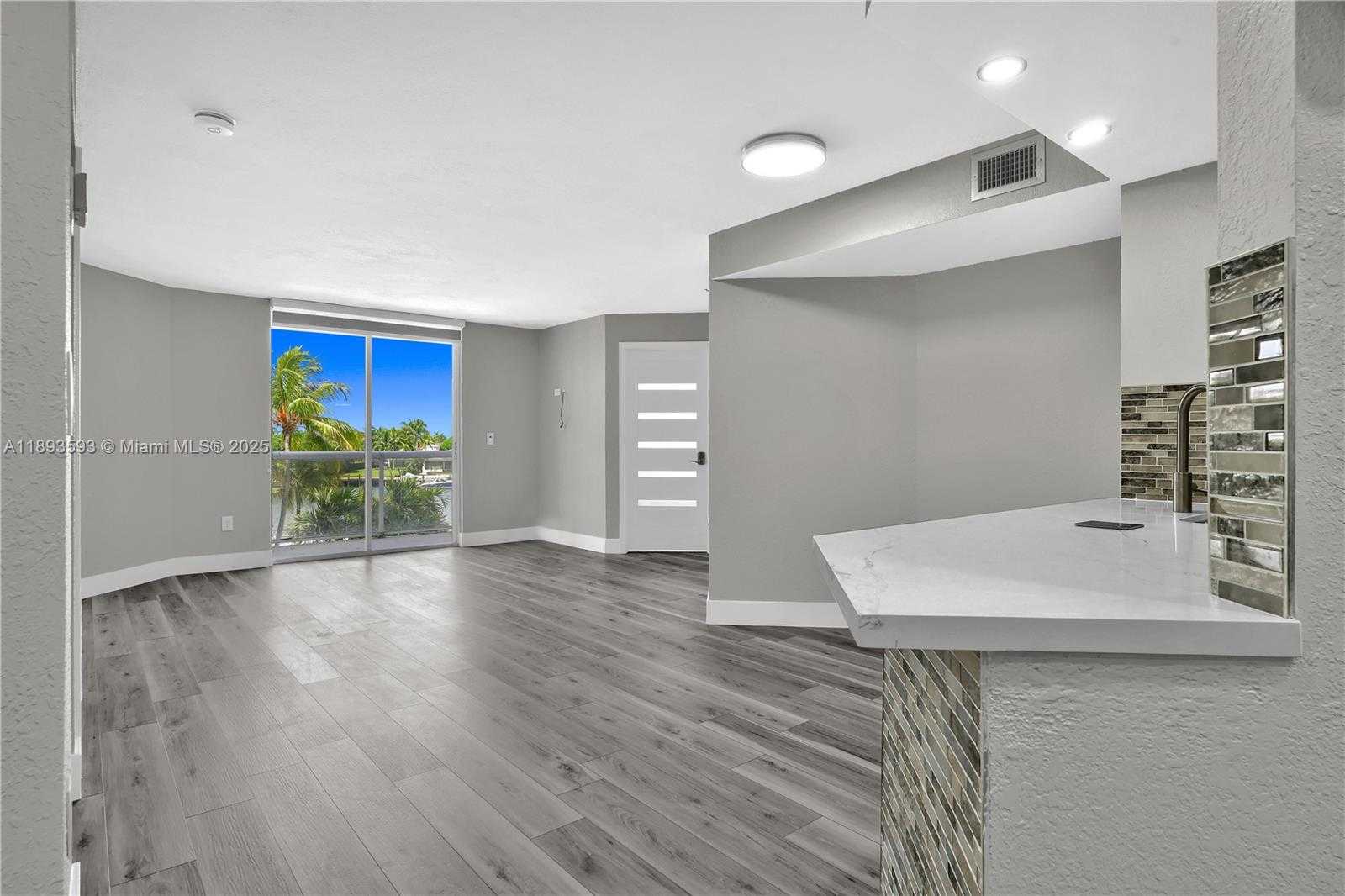 Small Image of 5880 COLLINS AVE #403, Miami Beach Number 2