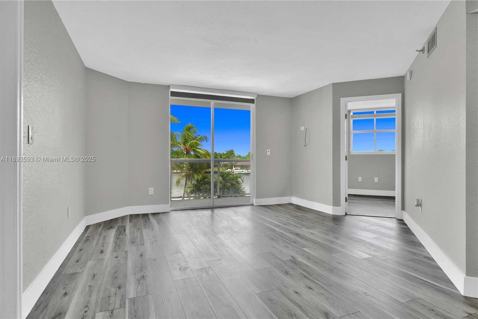 Small Image of 5880 COLLINS AVE #403, Miami Beach Number 3