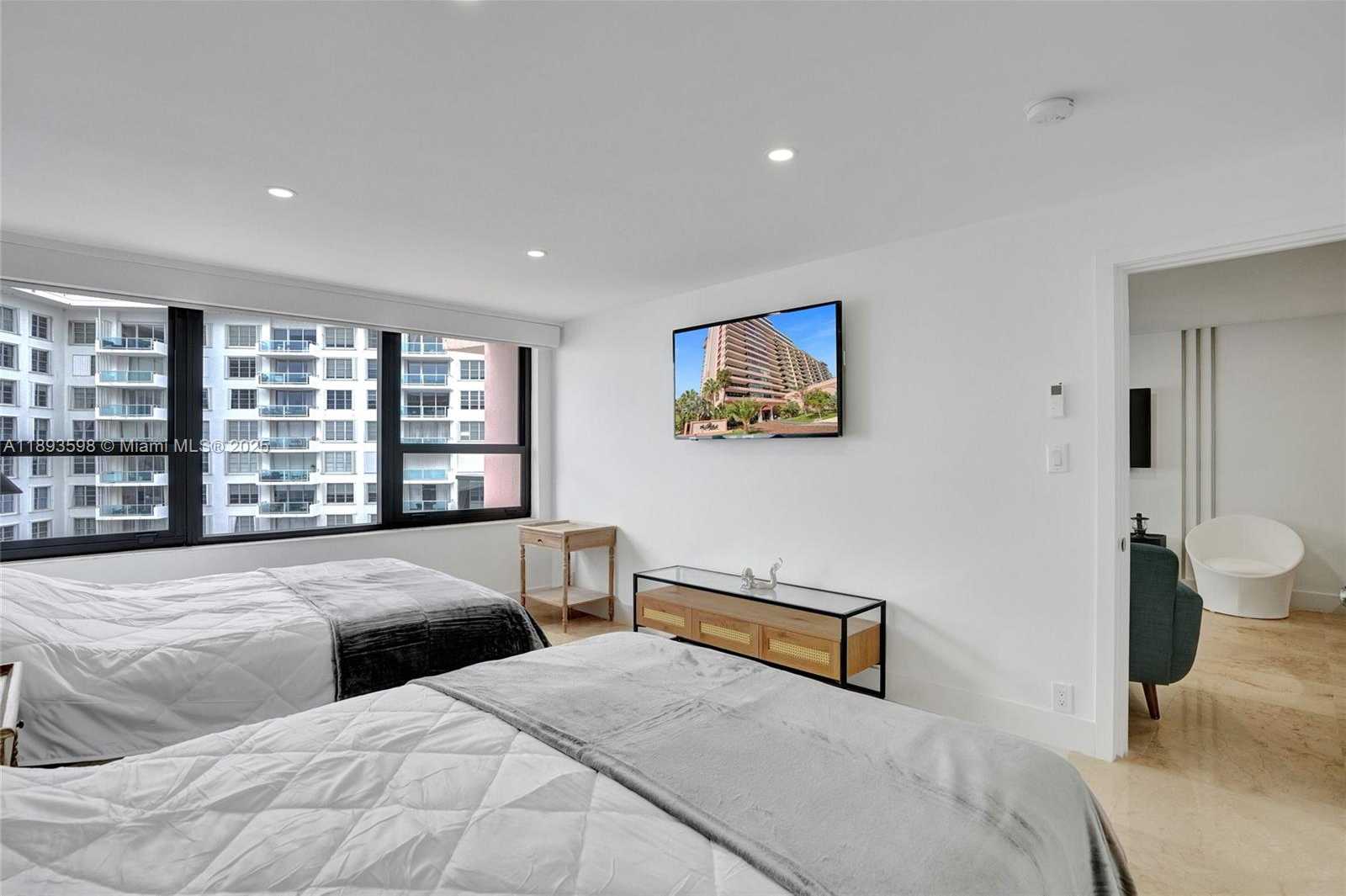 Small Image of 5225 COLLINS AVE #1411, Miami Beach Number 21