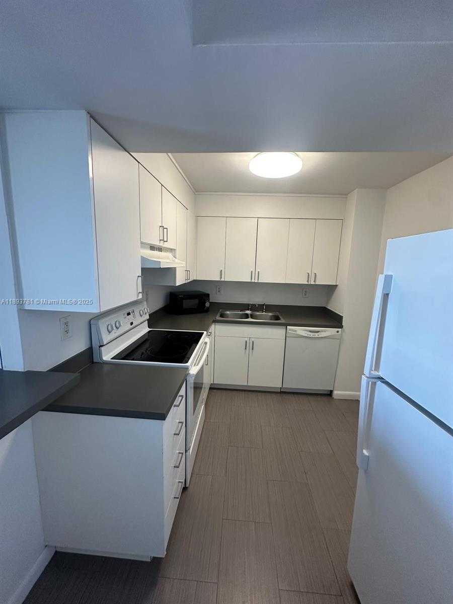 Small Image of 1800 COLLINS AVE #15B, Miami Beach Number 14