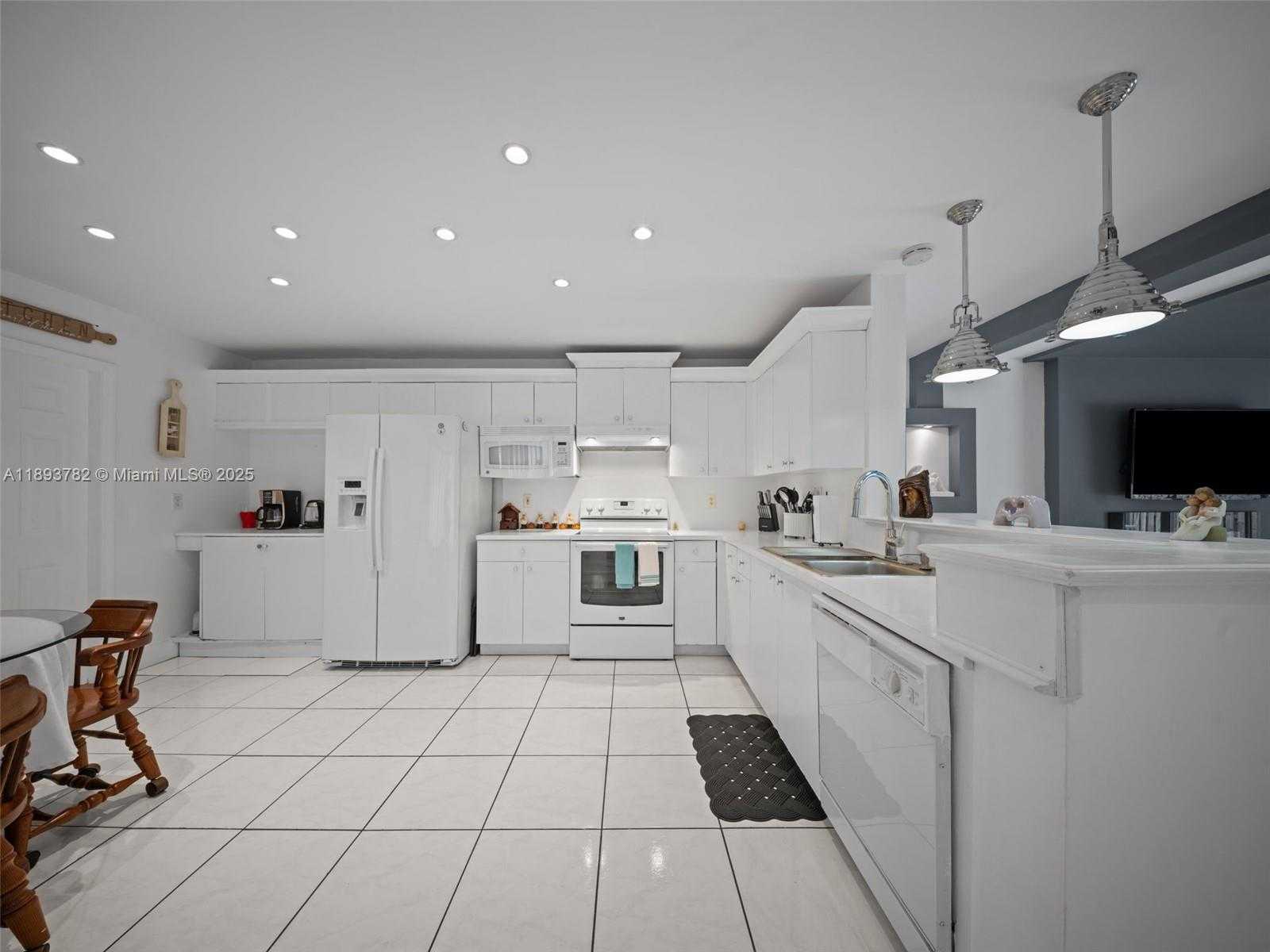 Small Image of 7486 SOUTH WEST 162ND CT, Miami Number 25
