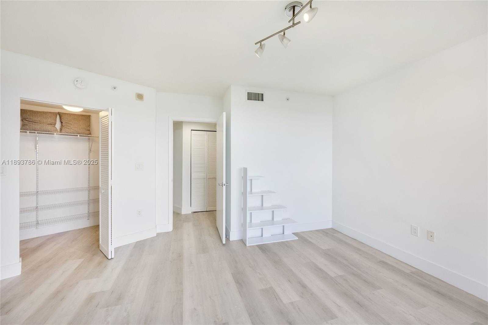 Small Image of 19501 WEST COUNTRY CLUB DR #1111, Aventura Number 6