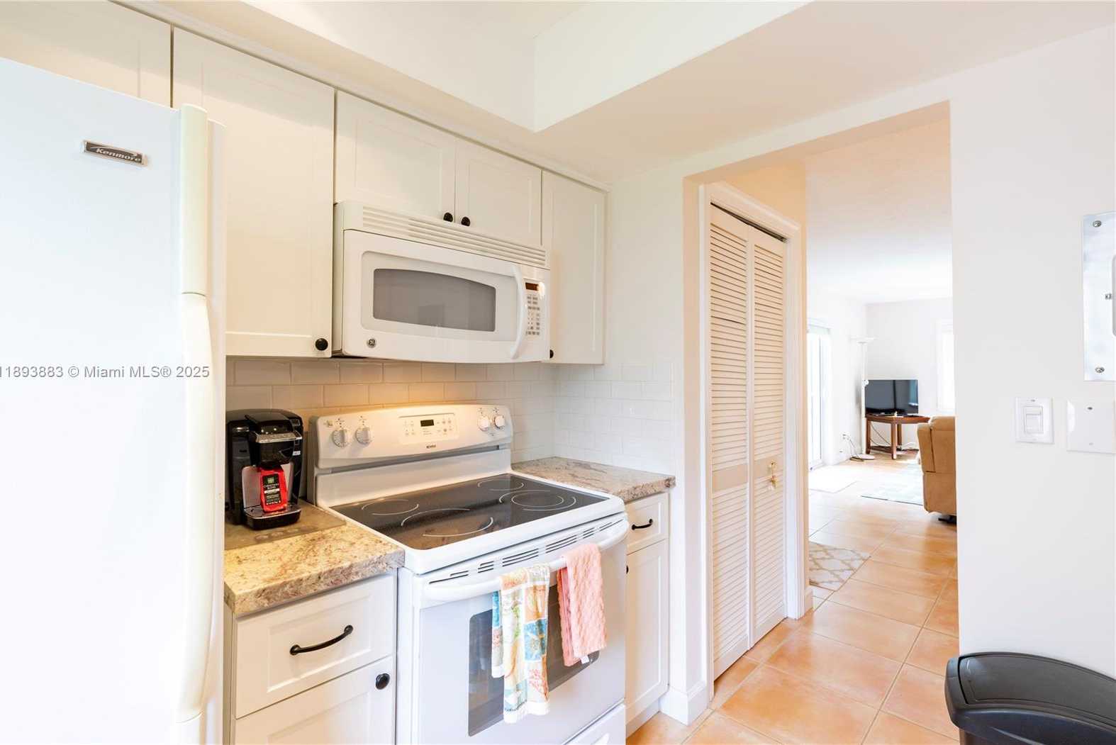 Small Image of 6815 EDGEWATER DR #108, Coral Gables Number 9