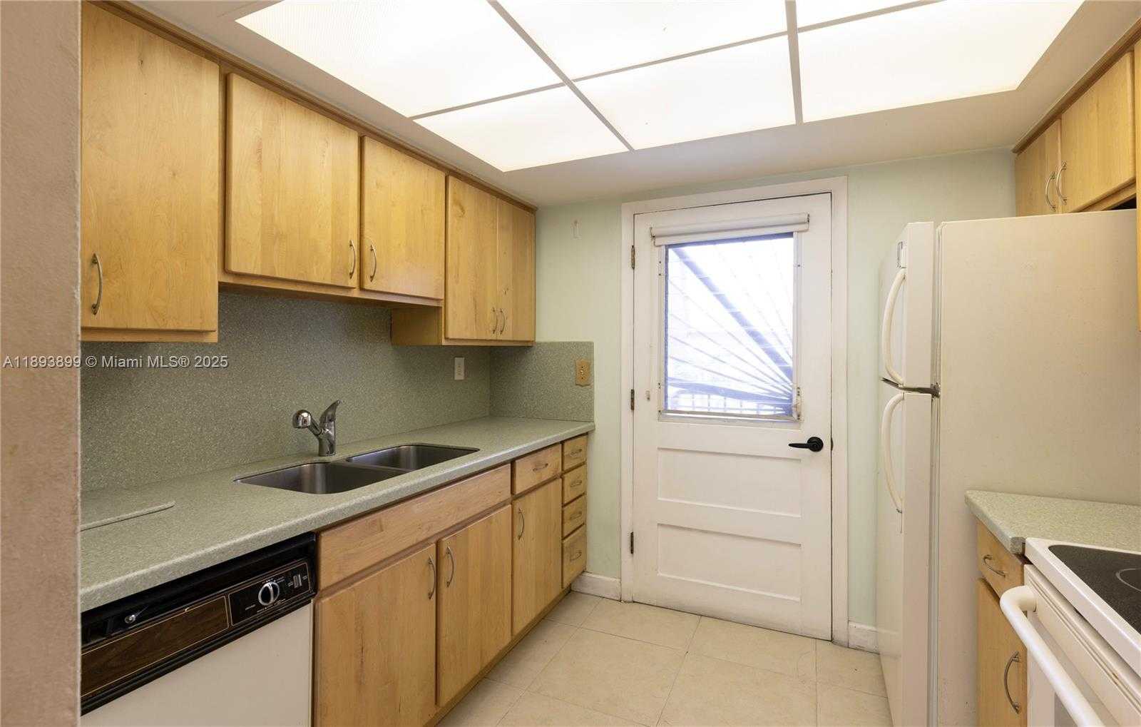 Small Image of 6815 EDGEWATER DR #309, Coral Gables Number 8