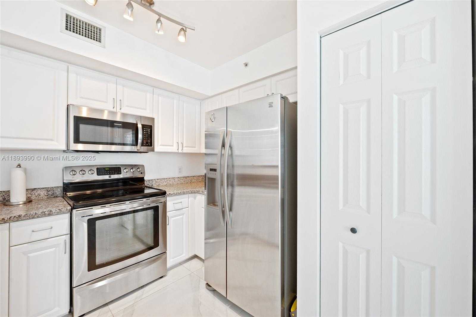 Small Image of 1155 BRICKELL BAY DR #903, Miami Number 12